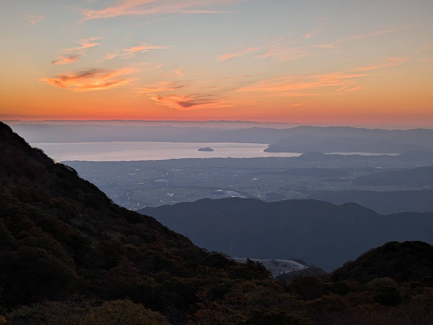 伊吹山から見た、夕方の琵琶湖