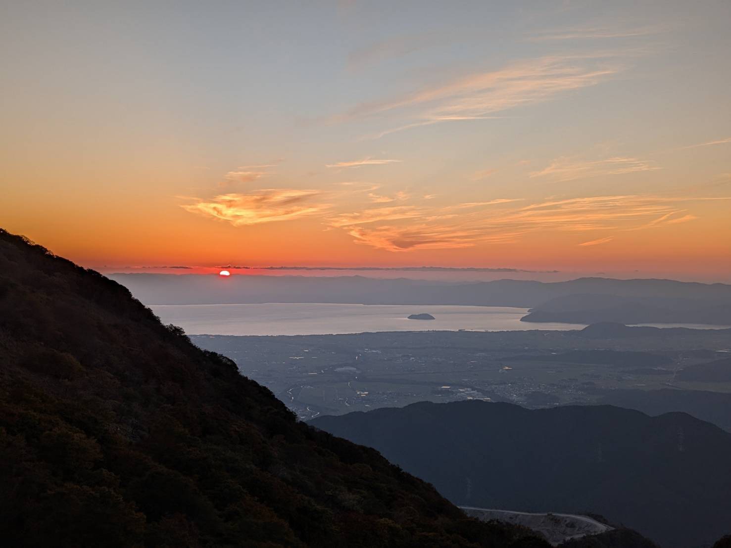 伊吹山から見た、琵琶湖に沈む夕日