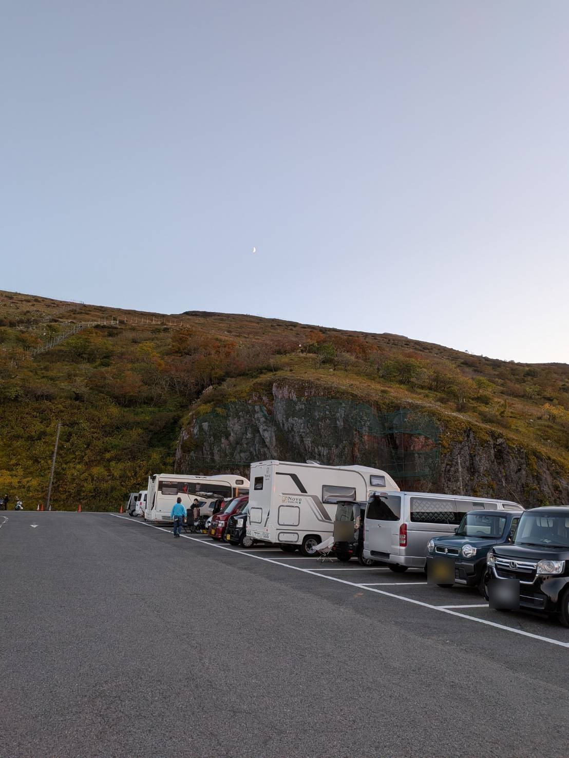 伊吹山の駐車場に停めたキャンピングカー