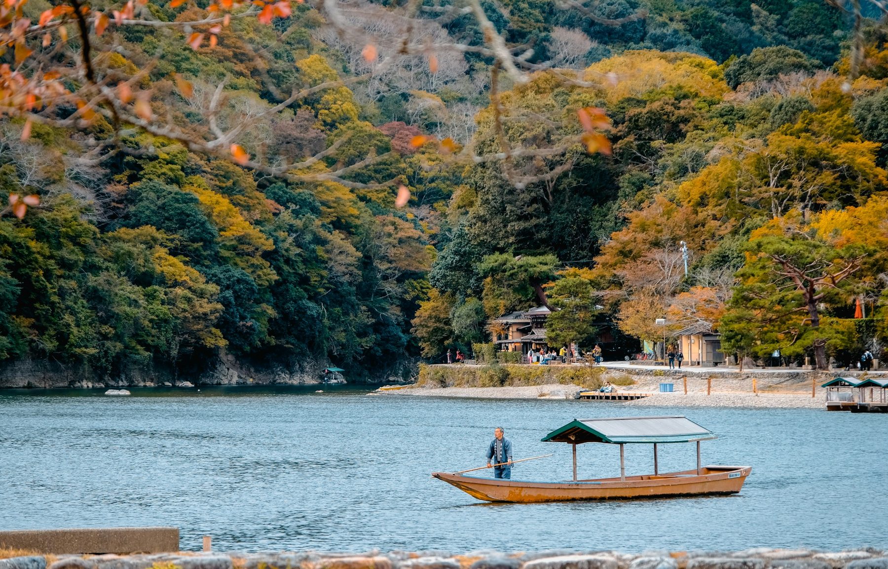 京都・嵐山の山あいの川